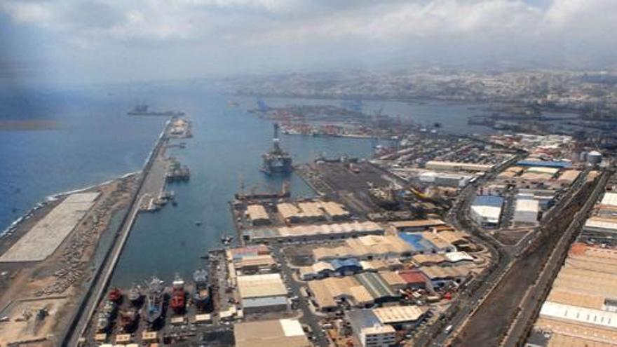 Imagen aérea del puerto de La Luz y de Las Palmas, con los astilleros a la izquierda. i SANTI BLANCO