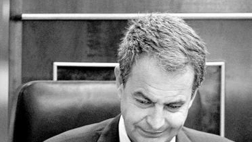 Zapatero, en su escaño, sopesando su cartera.