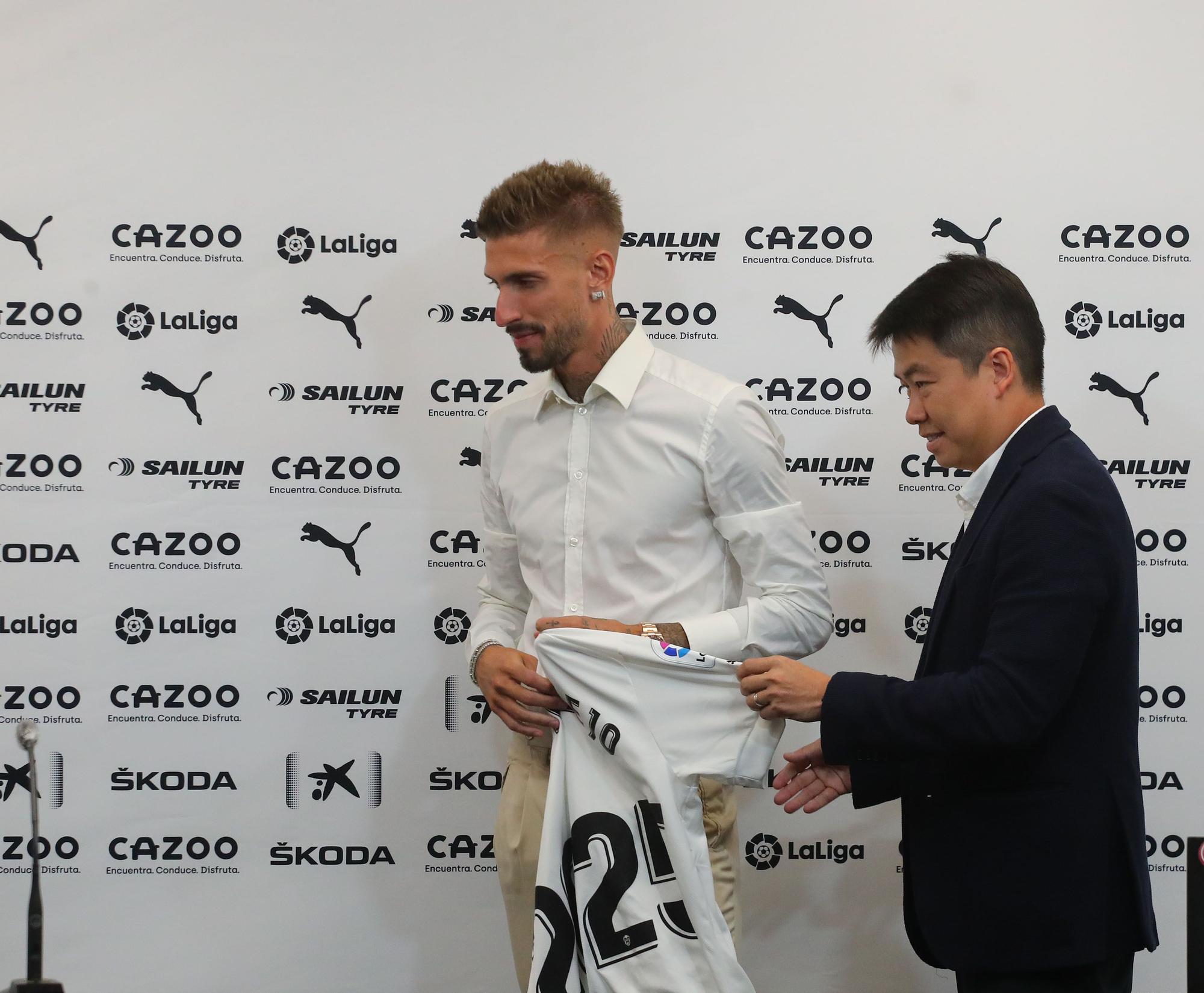 Las mejores imágenes de la presentación de Castillejo con el Valencia CF