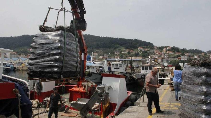 El bateeiro &quot;Patricia Otero&quot; descarga ayer mejillón en el puerto de Bueu. // Santos Álvarez