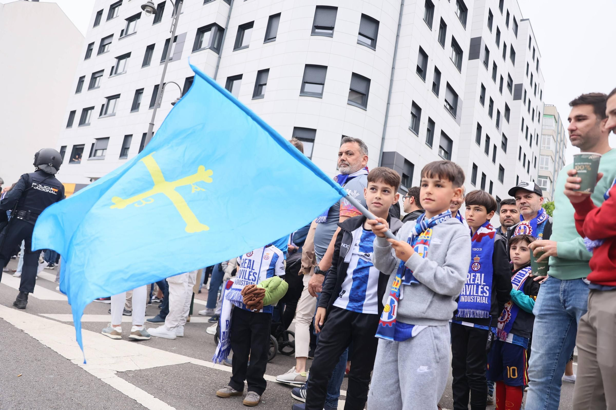 EN IMÁGENES: Avilés se tiñe de blanquiazul para la final por el ascenso ante el Rayo Majadahonda