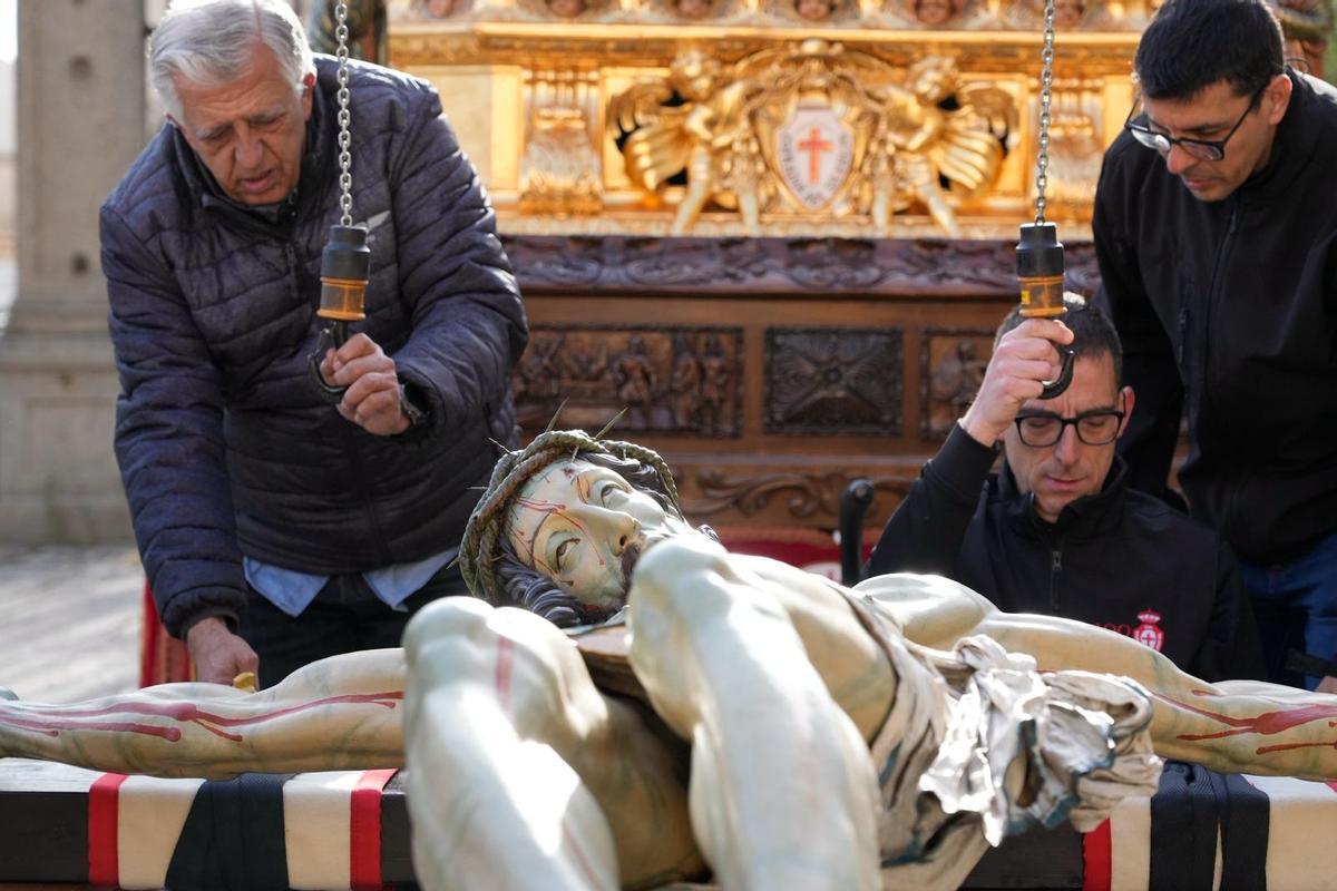 La Cofradía del Silencio prepara y traslada al Cristo de las Injurias.