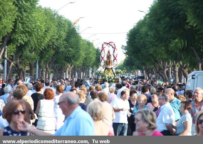 GALERÍA DE FOTOS -- Vila-real se vuelca en la procesión a la ermita