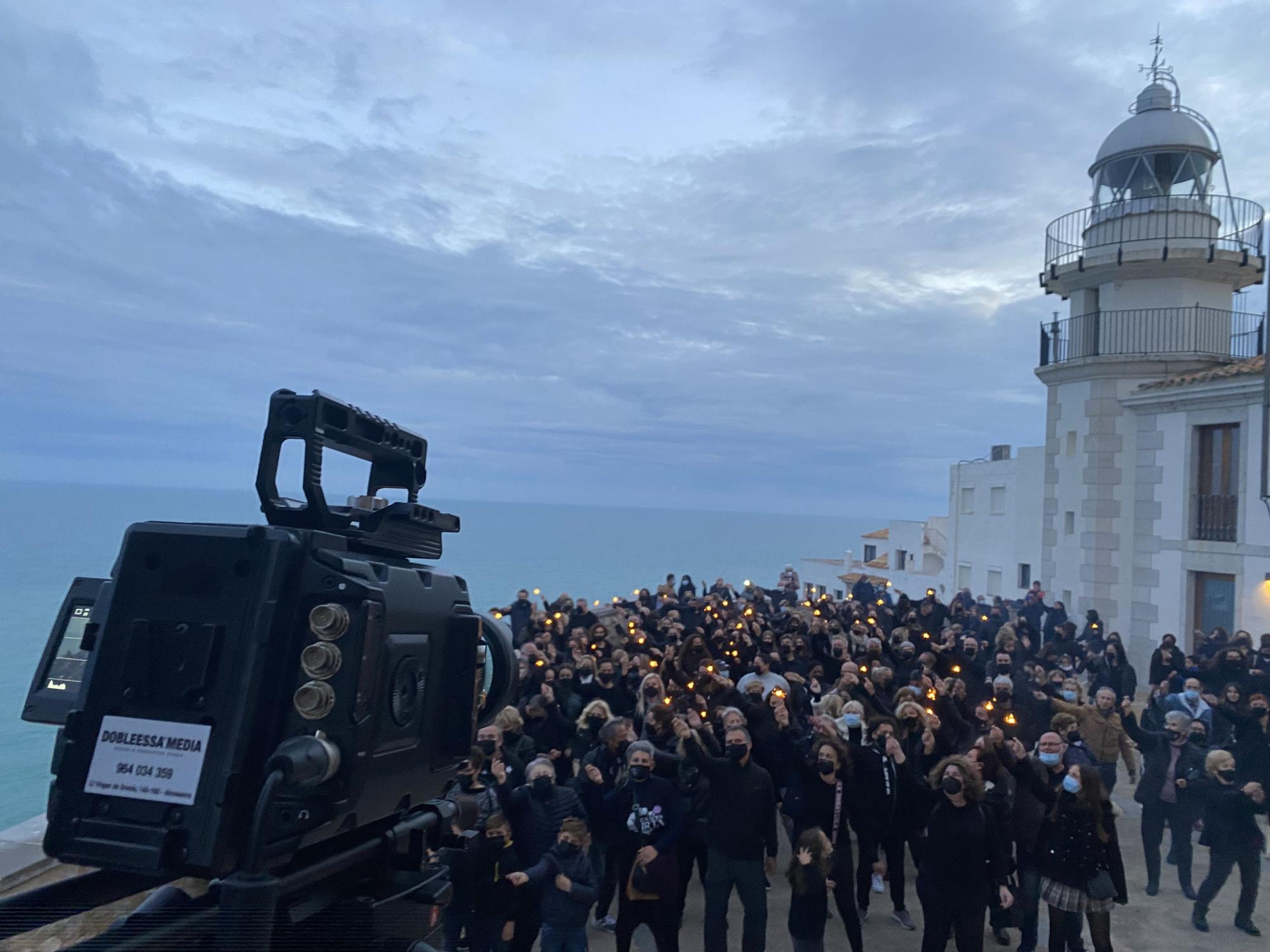 Más de 300 personas se vuelcan con el vídeo para la campaña de Ferrero Rocher en Peñíscola