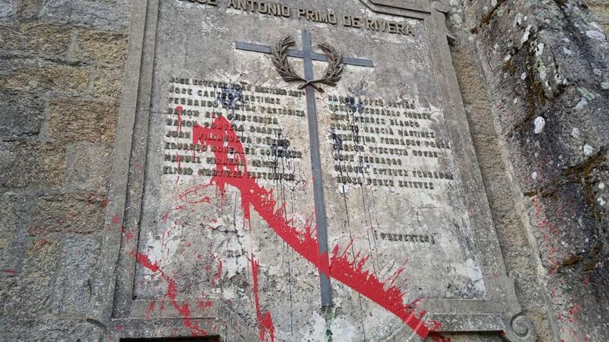 La placa colocada en la iglesia de Beluso, cubierta con restos de pintura.  | // SANTOS ÁLVAREZ