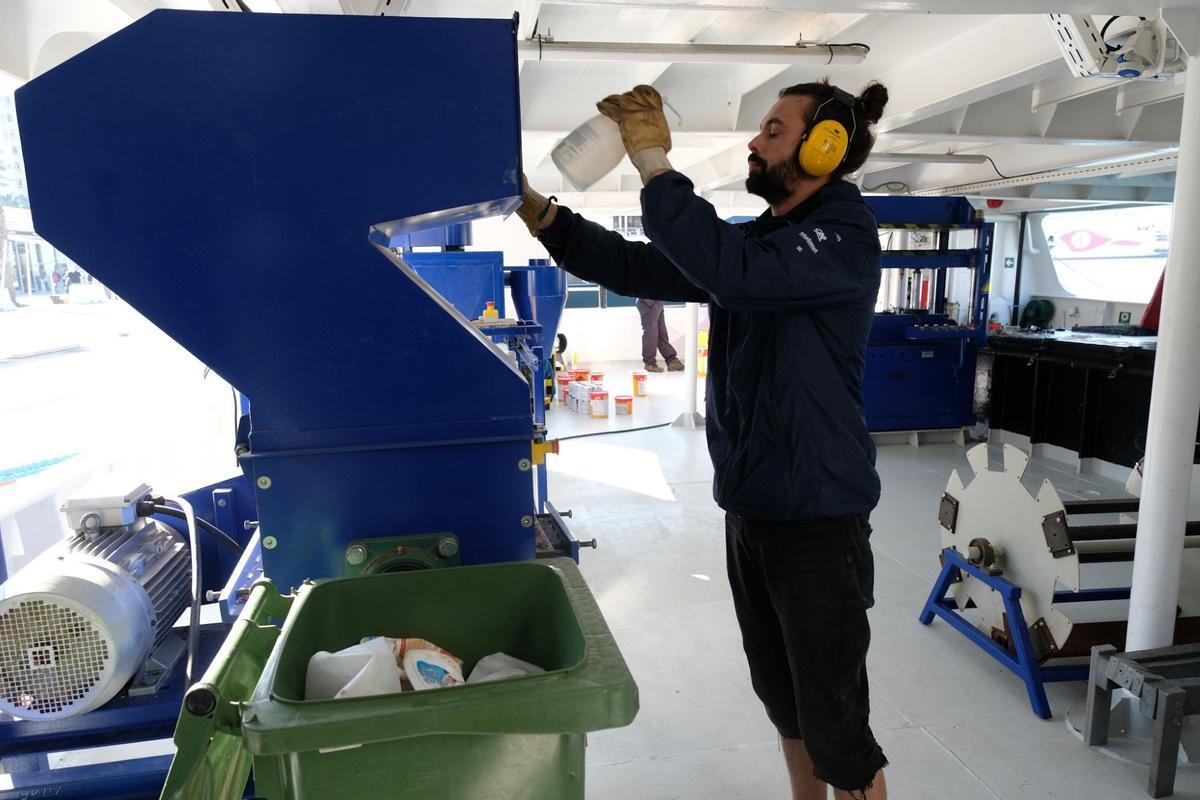 Este barco laboratorio convierte los residuos plásticos en combustible.