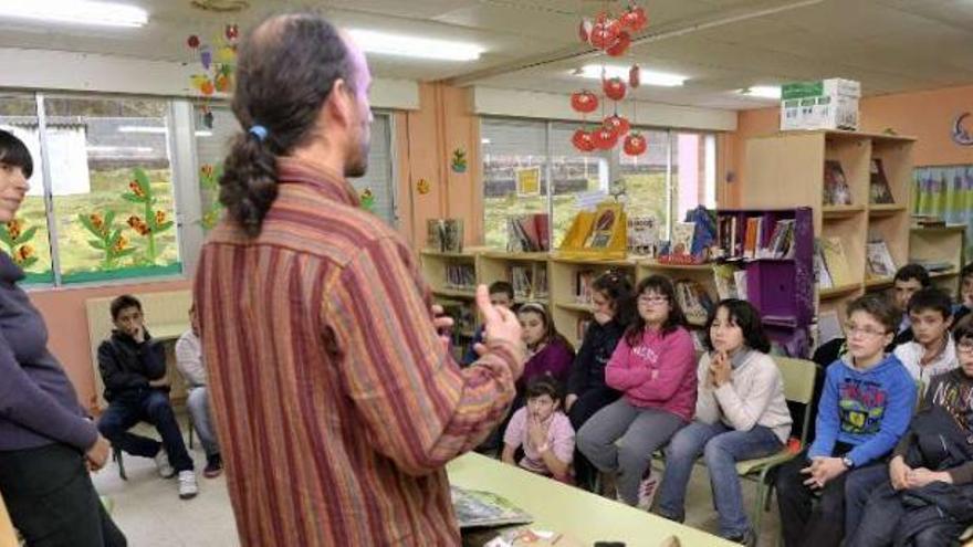 Sesenta personas del colegio Pérez Viondi visitan Santa Tecla y A Guarda