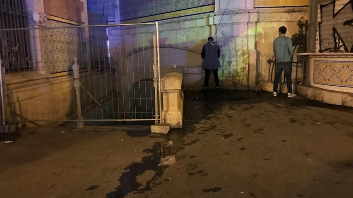 Los monumentos se han conviertido en fallas en urinarios