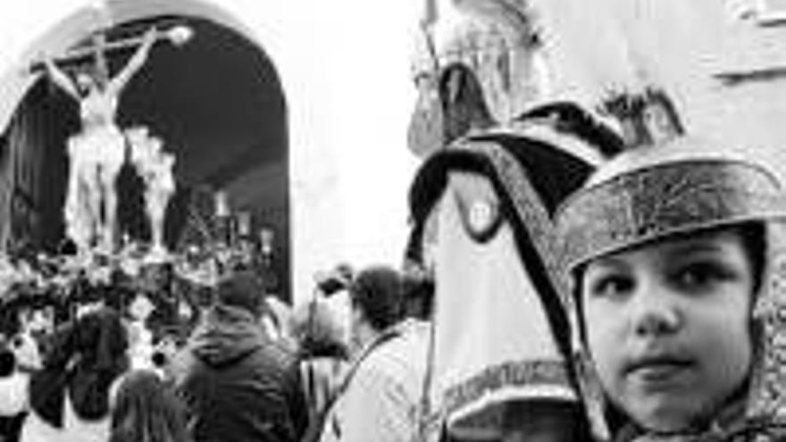 Intenso día de desfiles en Cáceres