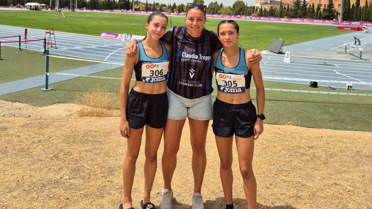 Inés y Paula Lorenzo posan junto a Claudia Troppa.