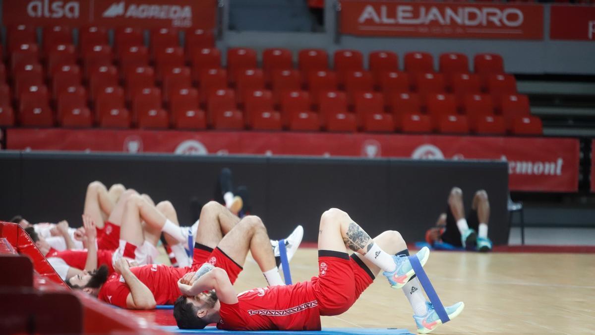 Los jugadores del Casademont, haciendo estiramientos en el Felipe