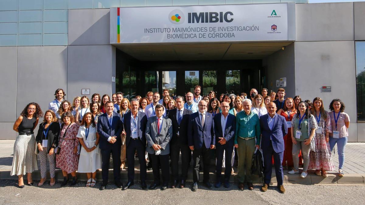 La Alianza Andalucía-Roche, participada por la Consejería de Salud y Consumo y la compañía Roche Farma, ha reunido en el Instituto de Investigación Maimónides de Córdoba (Imibic) a medio centenar de investigadores.