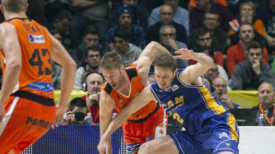 Stefansson y Lishchuk pugnan por un balón.