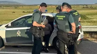 Alerta de la Guardia Civil: si llevas el móvil en esta parte del coche (aunque no lo mires) multa y 6 puntos del carnet