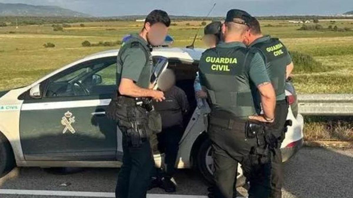 Alerta de la Guardia Civil si llevas el móvil en esta parte del coche (aunque no lo mires) multa y 6 puntos del carnet