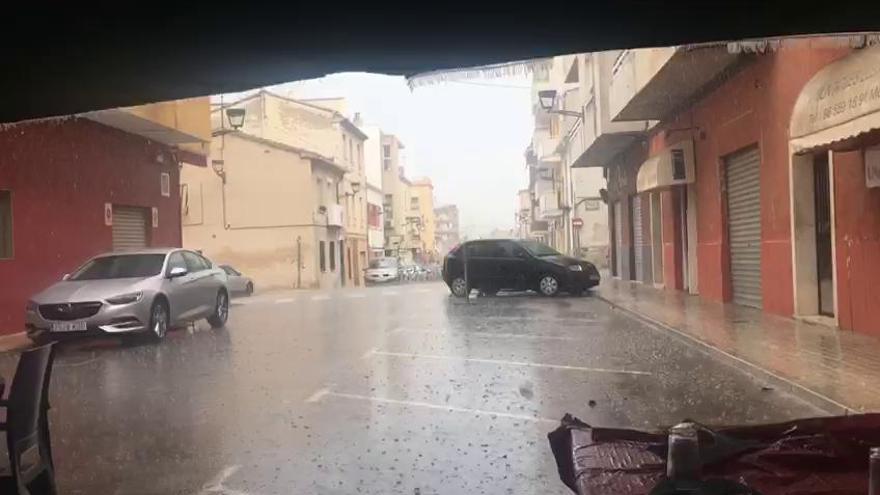 La lluvia sorprende a los festeros en Cocentaina