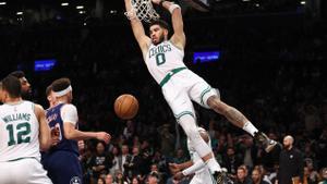 Jason tatum se cuelga del aro de los Nets en el cuarto partido de la serie