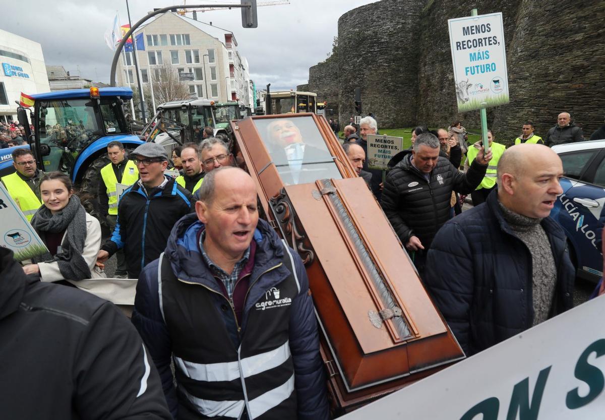 Agricultores y ganaderos durante la protesta celebrada ayer en Lugo. |  Carlos Castro