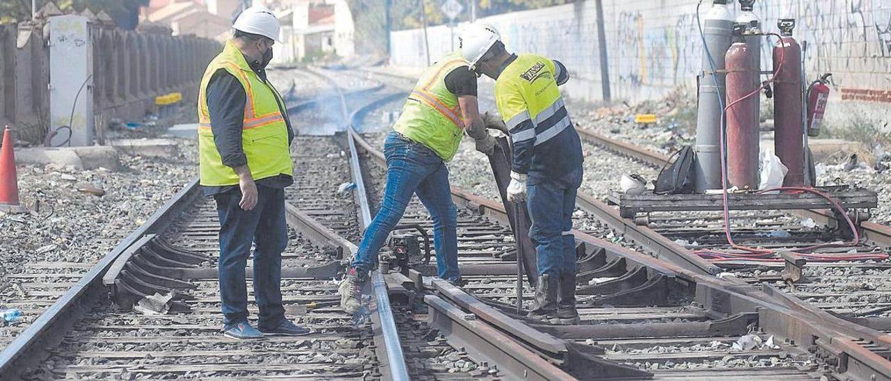 Operarios cortando los hierros de las vías del tren a su paso por Barriomar, en Murcia, el pasado lunes.