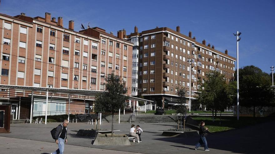 Una plaza de El Llano se reajustará para incorporar una cubierta sobre los juegos infantiles