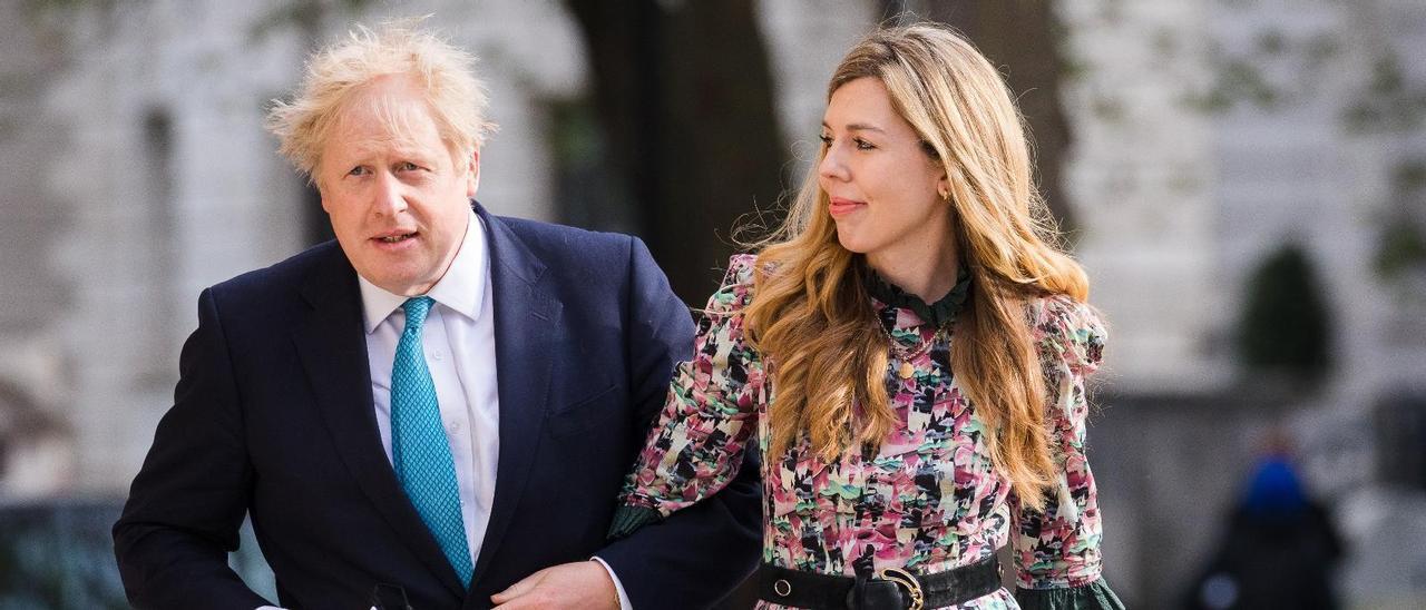 El primer ministro británico, Boris Johnson, y su pareja, Carrie Symonds a su llegada a un colegio electoral para votar, en Londres.