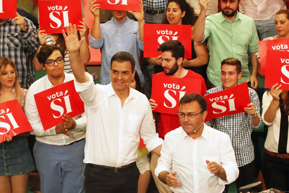 Pedro Sánchez concluye su jornada de campaña en Málaga con un mitin en la Facultad de Derecho de la universidad malagueña.