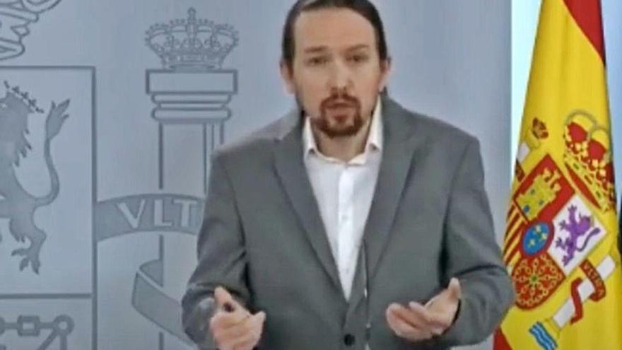 Pablo Iglesias, en primer pla, ahir durant la compareixença