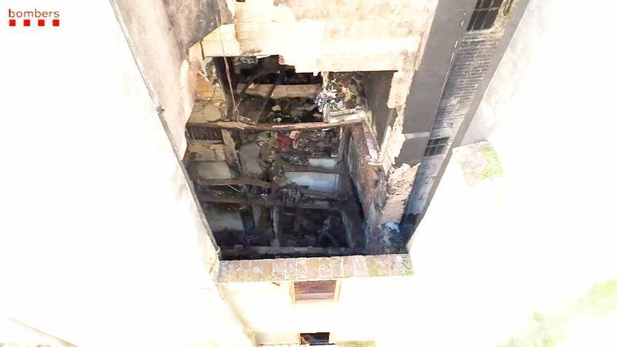 Les sorprenents imatges en vista de dron de la casa crema al carrer Santa Llúcia