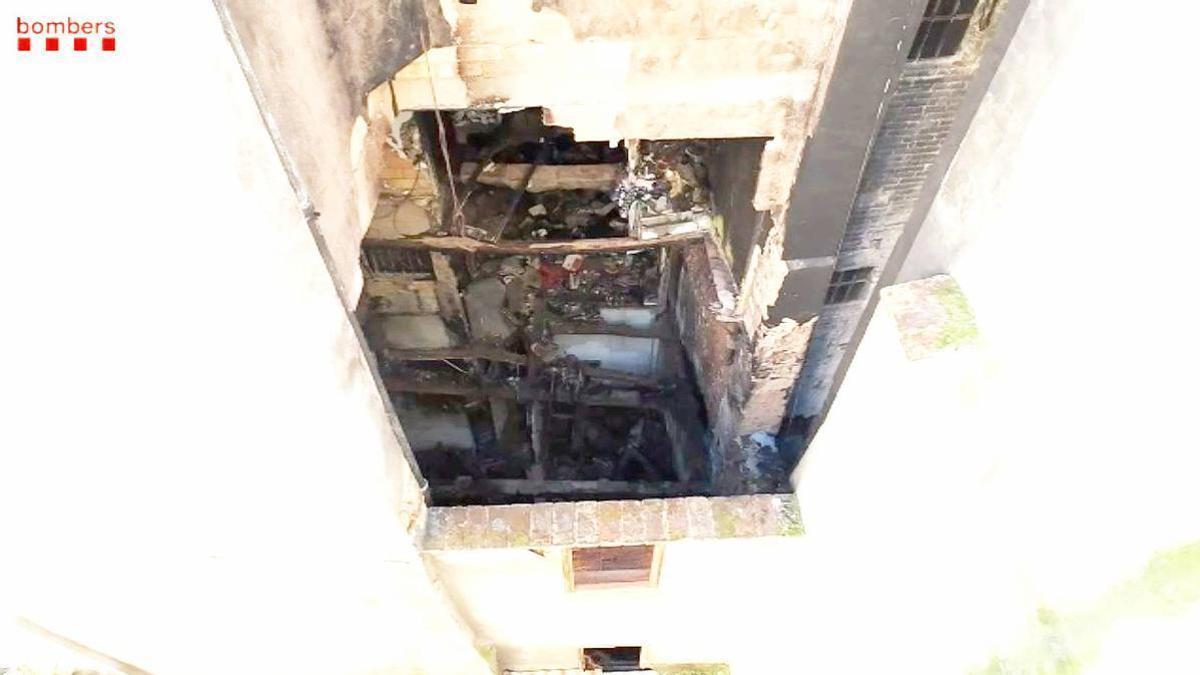 Les sorprenents imatges en vista de dron de la casa crema al carrer Santa Llúcia