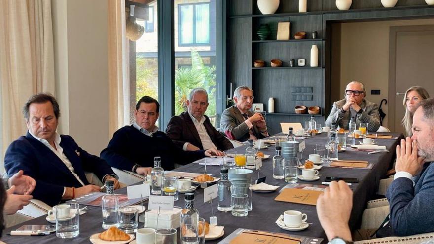 Por la izquierda, Ángel Rodríguez, Javi Loya, Mario Vigil, Pedro Ferrer, Jesús Kocina y Graciela Blanco, junto al resto de asistentes a la reunión promovida por la Fundación Eduardo Kocina, ayer, en Villaviciosa.