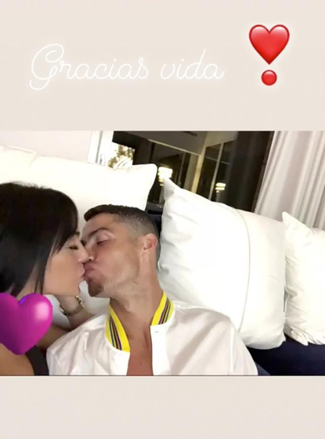 El beso de Georgina Rodríguez y Cristiano Ronaldo para empezar sus vacaciones