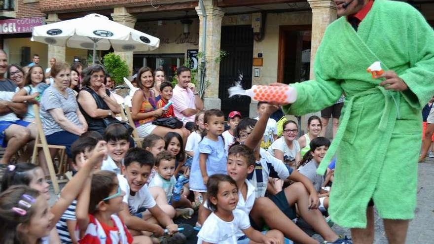 &quot;Lucha&quot;, primer espectáculo del festival que se celebró ayer por la noche en el Corrillo de San Nicolás.