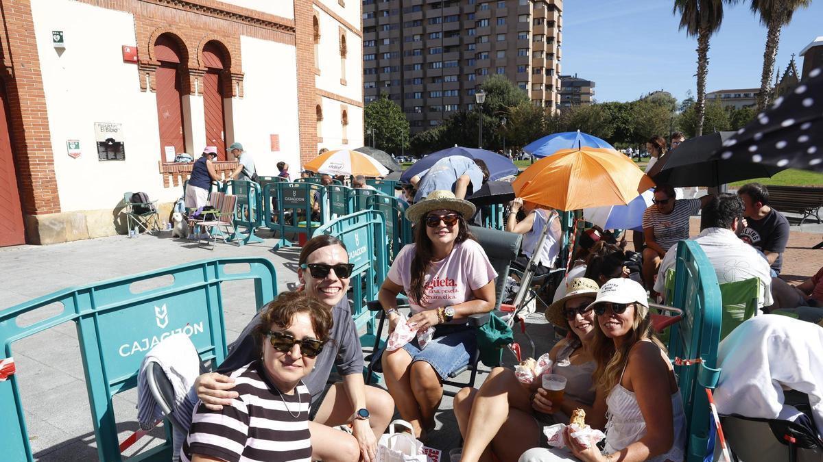 Furor en Gijón por Arde Bogotá con colas kilométricas para comprar entradas para su concierto: "Llevamos aquí desde las cinco de la madrugada"
