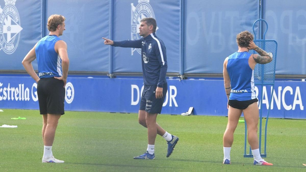 Ya vestido con la ropa de entrenamiento blanquiazul, Adama Traoré trabaja junto a sus compañeros.
