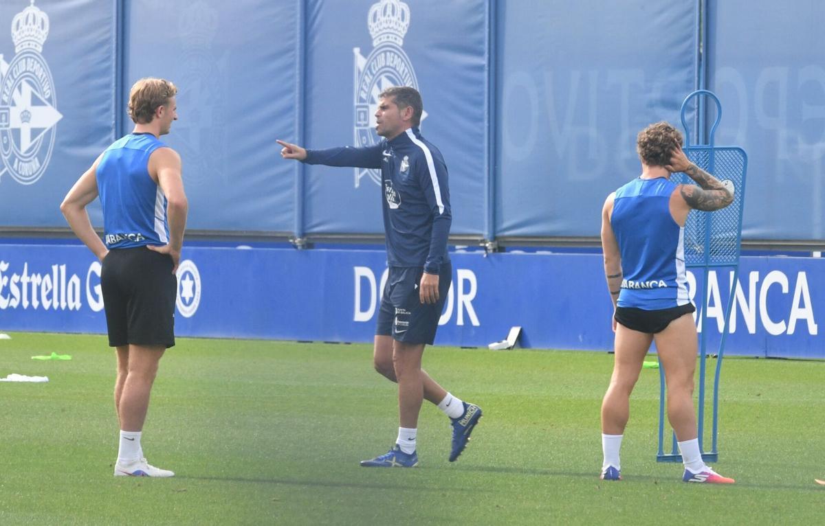 Ya vestido con la ropa de entrenamiento blanquiazul, Adama Traoré trabaja junto a sus compañeros. Ya vestido con la ropa de entrenamiento blanquiazul, Adama Traoré trabaja junto a sus compañeros.