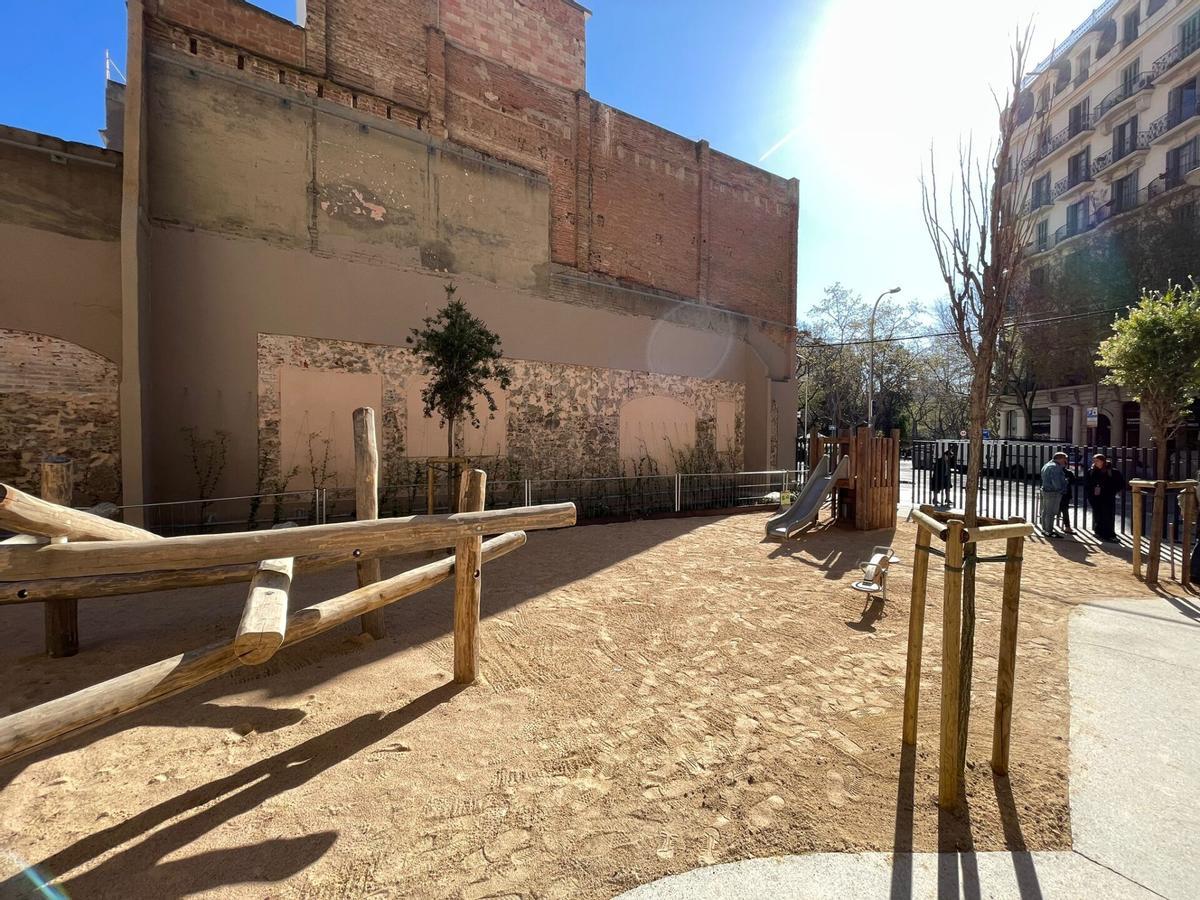 Parque infantil en un solar entre medianeras en Travessera de Gràcia