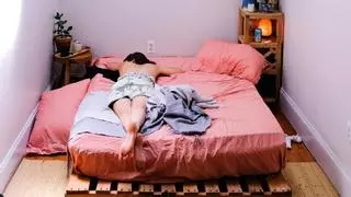 Un expert en somni adverteix: fer el llit al matí no és bo