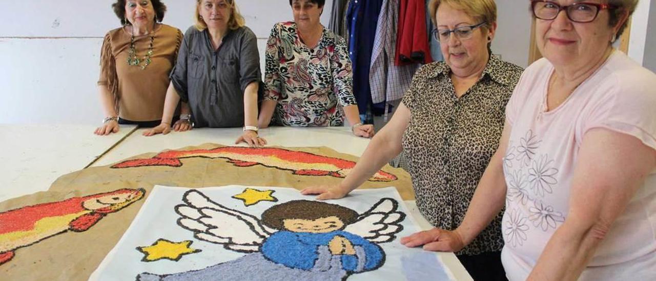 Por la izquierda, Isabel González, Marina Artime, Pilar Becerra, Gloria Llera y Ludivina Hevia, ayer, con los motivos que lucirán el domingo en la céntrica plaza de La Baragaña.