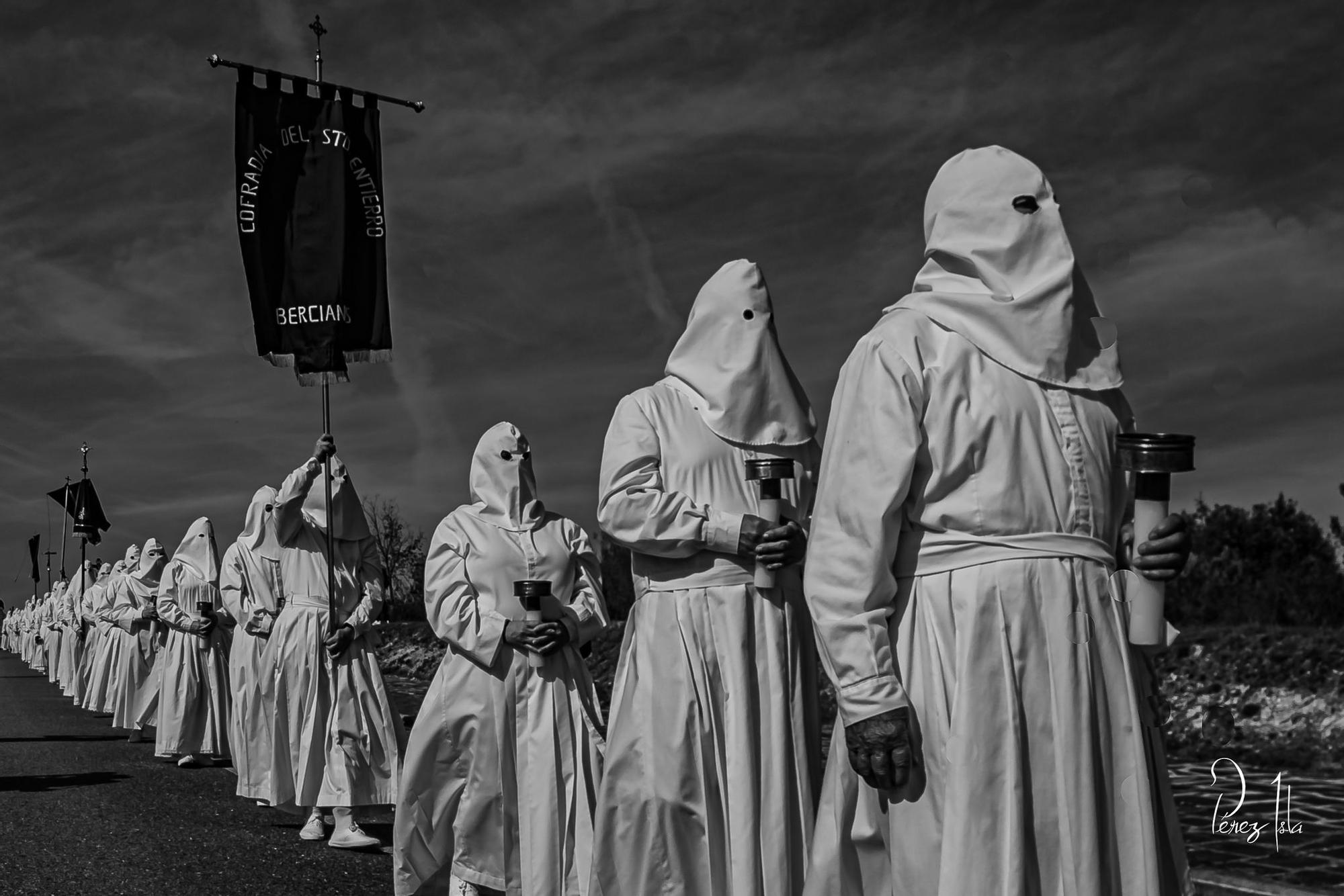 GALERÍA | Los penitentes de Bercianos de Aliste, retratados por Juan Luis Pérez Isla