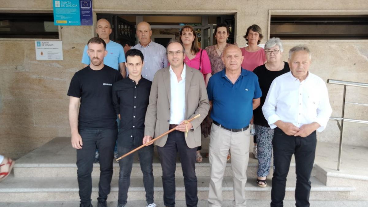 Nova Corporación municipal do Concello de Touro, na que aparece o novo alcalde Roberto Castro co bastón