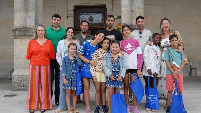 Lueha, Ahlam y Esmara posan junto a sus familias de acogida, Amalia Goldar y el alcalde, Gonzalo Louzao.  | BERNABÉ/ JAVIER LALÍN
