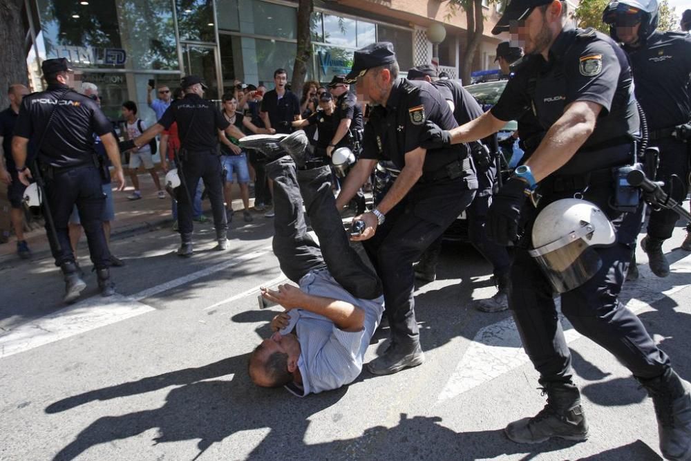 Dos vecinos y un policía heridos durante las prote