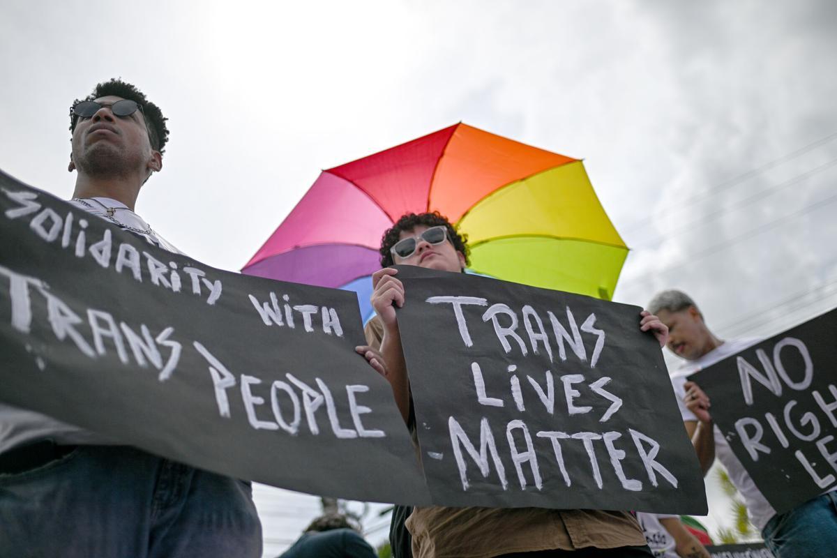 Personas se manifiestan durante la protesta 'Sin derechos menos - Solidaridad con la población LGBT+ de EE.UU.!' contra el presidente Donald Trump, en un acto por el Día Nacional de la Visibilidad Transgénero este miércoles, frente de la embajada de Estados Unidos en Brasilia (Brasil). EFE/ Andre Borges