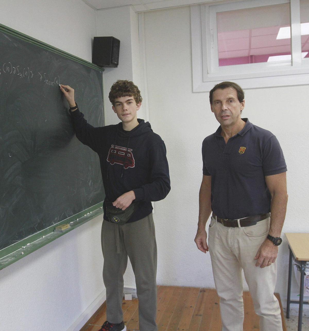 Pablo Freire, en un aula del IES As Lagoas, junto a su profesor Carlos Ferreira.