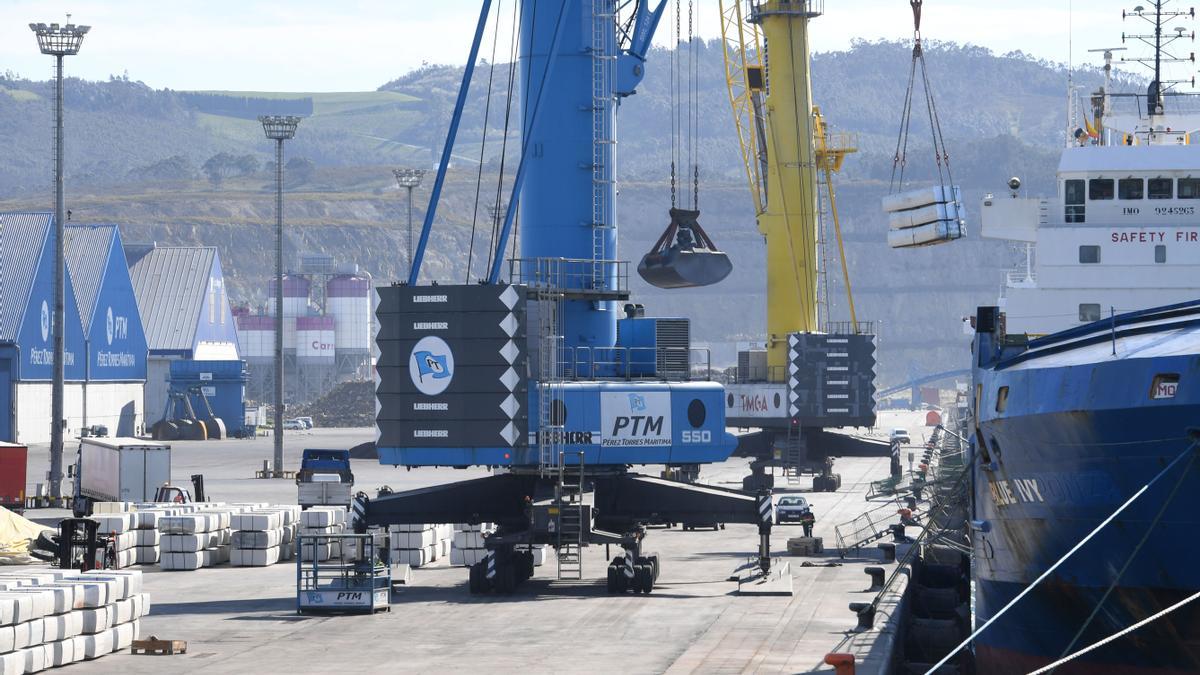 Operación de carga y descarga en el puerto exterior.