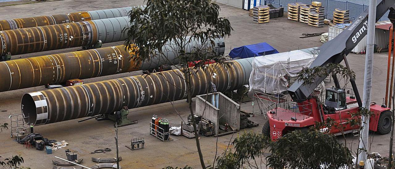 Algunas de las estructuras construidas en Avilés para servir de base a aerogeneradores marinos, esperando ser embarcadas en el muelle de Valliniello. | Ricardo Solís