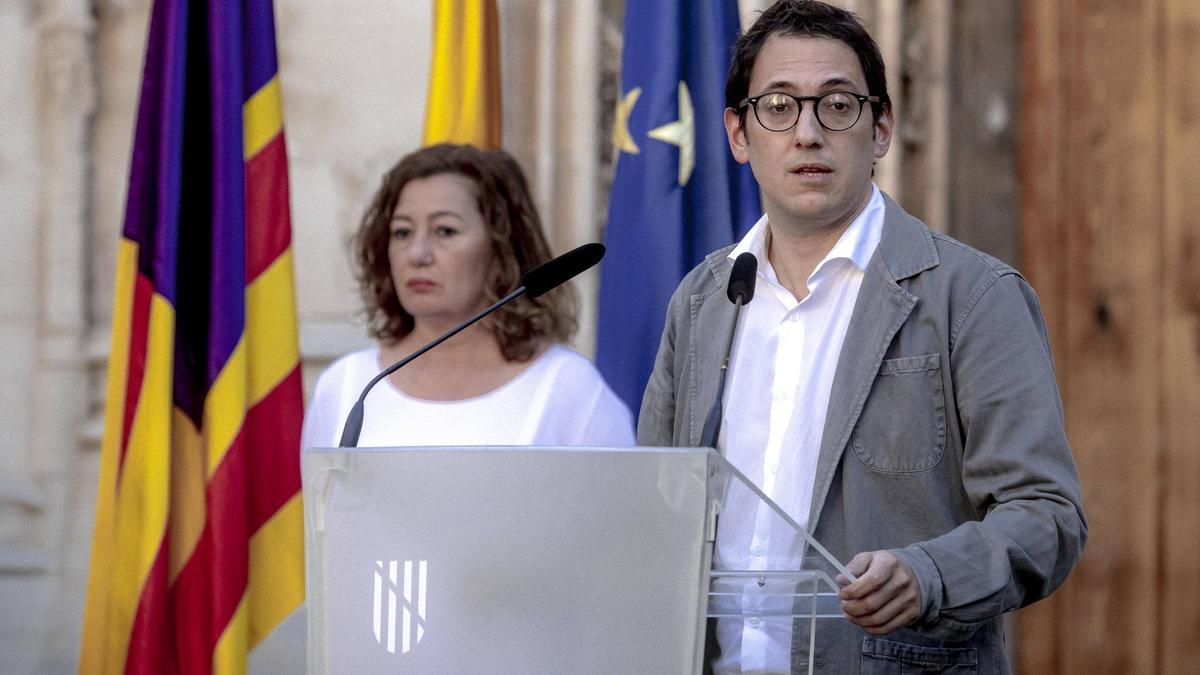 Iago Negueruela, junto a Francina Armengol