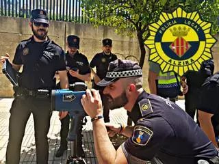 Alzira dota a la Policía Local de un radar móvil para realizar controles de velocidad en el casco urbano