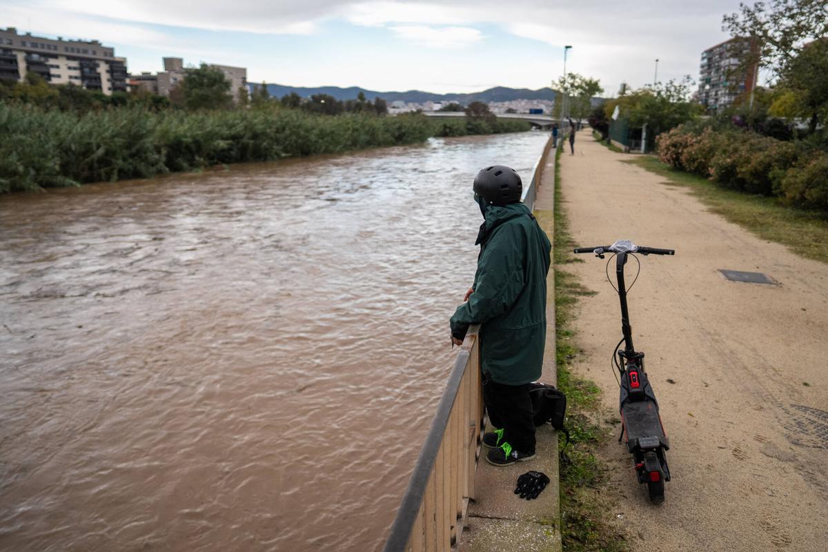 Sant Adrià de Besòs, 06/11/2025. Sociedad. Vista del río Besòs durante un episodio de inundación de el parque debido a las fuertes lluvias. Foto de Zowy Voeten.