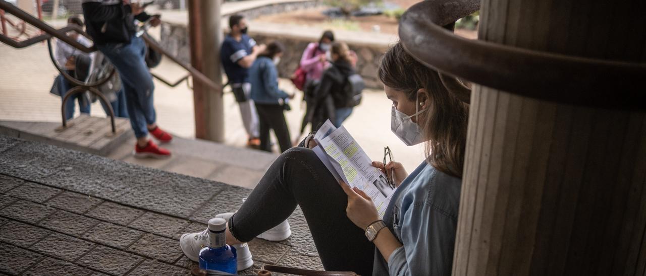 Una aspirante al examen del MIR repasa unos minutos antes de entrar al examen en la Universidad de La Laguna.